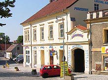 SAKU -- jsme na n�m�st�, p��mo uprost�ed Unho�t�